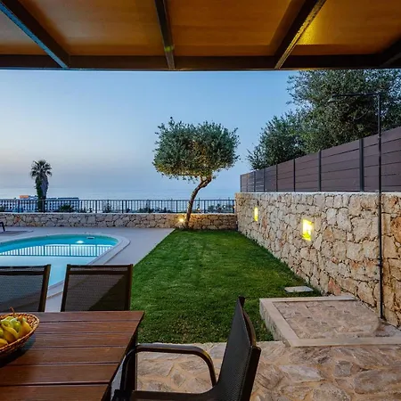 - Private Pools & Seaview - 500m From